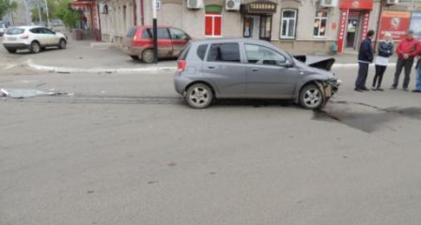 ДТП в Оренбурге: на перекрестке ул. Постникова и Пролетарской столкнулись "Форд" и "Шевроле"