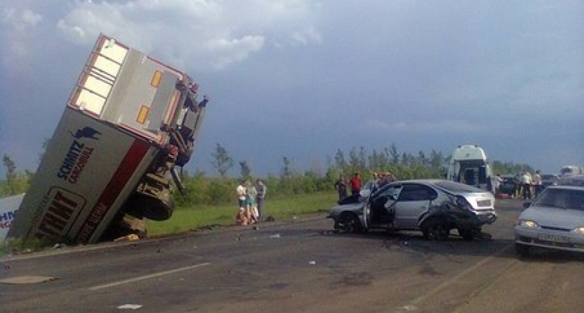 В Сакмарском районе произошло ДТП с участием грузовика торговой сети "Магнит"