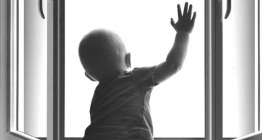 В Оренбуржье трехлетний ребенок выпал из окна квартиры на пятом этаже