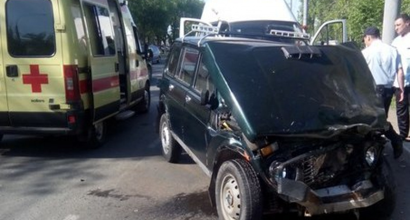 В Оренбурге на проспекте Победы в лобовом столкновении пострадало два человека