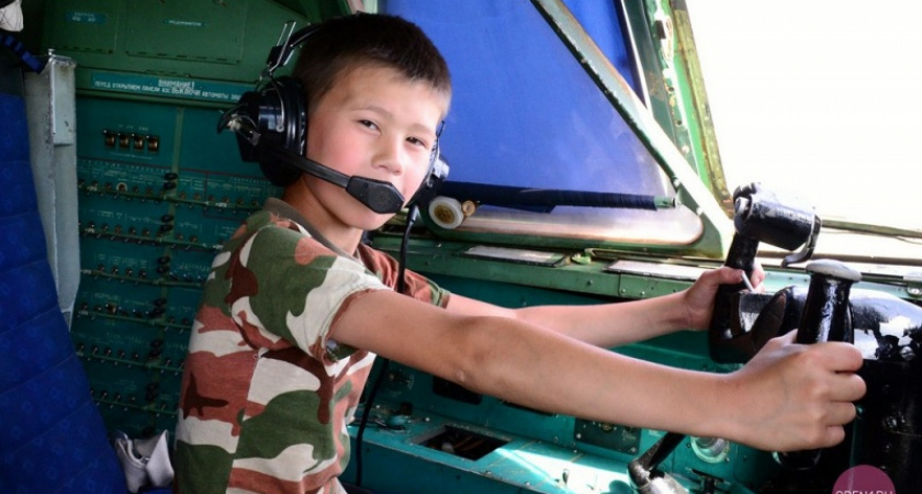 Воспитанники детских домов посетили оренбургский аэропорт