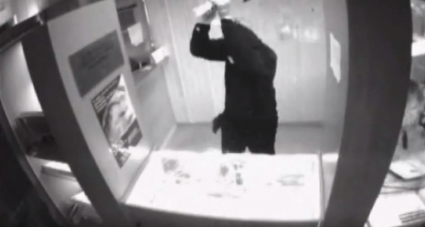 В Новотроицке трое налетчиков ограбили ломбард