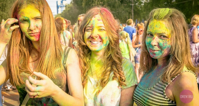 В Оренбурге прошел фестиваль красок "Холи"