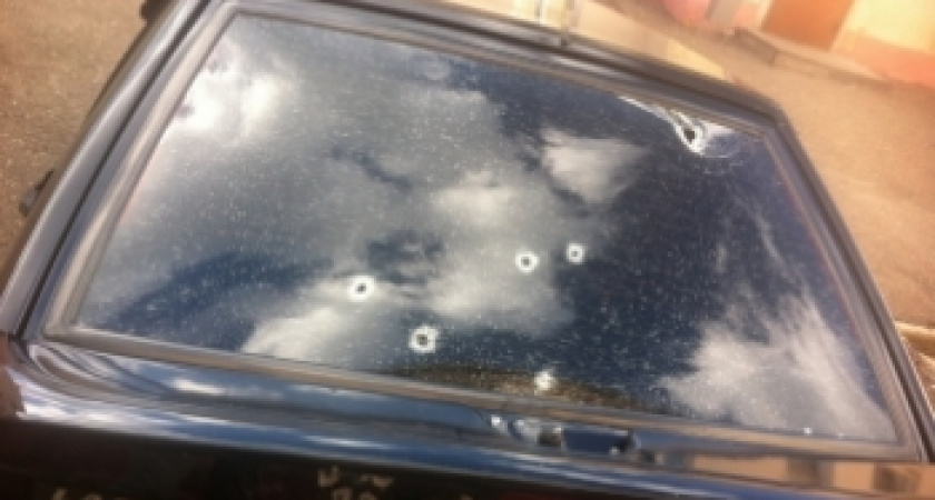 В Оренбурге на ул. Донгузской обстреляли автомобиль с людьми