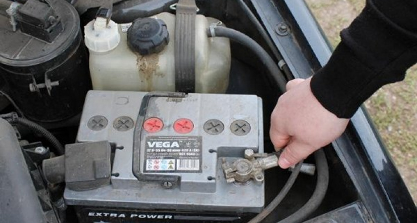 В Оренбурге злоумышленник на велосипеде похитил аккумулятор из автомобиля