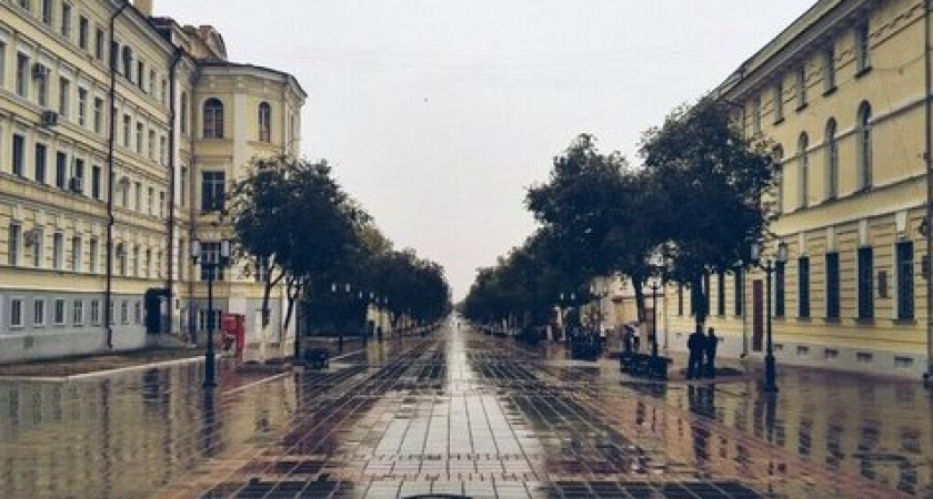 Прошедший дождь в Оренбурге затопил ул. Советскую: видео