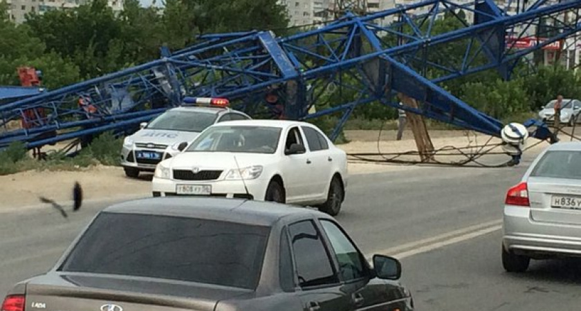 В Оренбурге на выезде из города рухнул кран