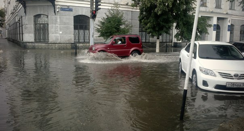 В Оренбурге гроза затопила центр города и привела к пожару: фото, видео