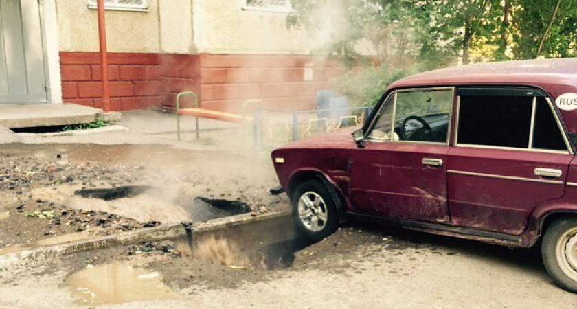 В Оренбурге на ул. Терешковой прорвало трубу с горячей водой