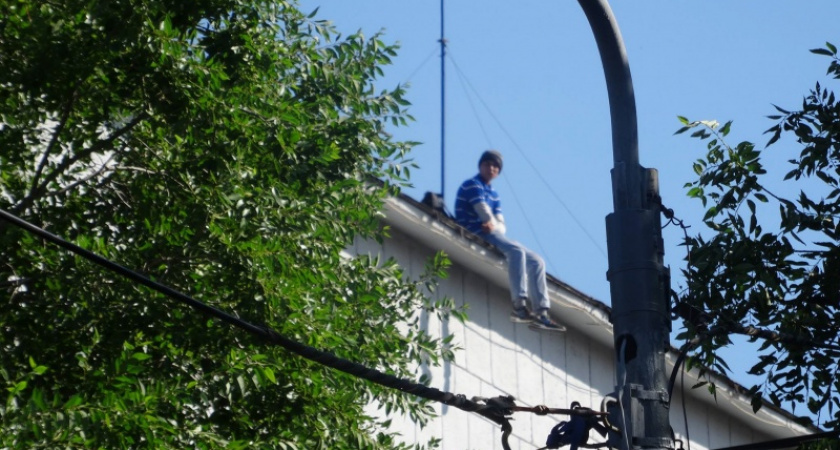 В Оренбурге полицейским удалось уговорить молодого человека спуститься с крыши Ленинского суда