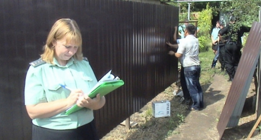В Оренбурге приставы снесли незаконно возведенный забор