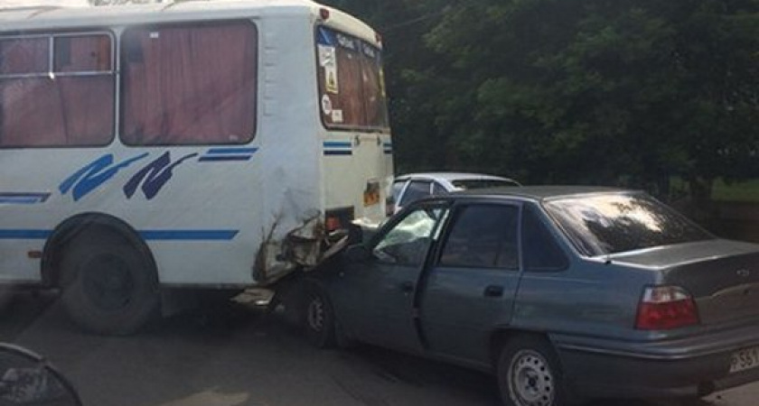 В Оренбурге на улице Волгоградской автобус столкнулся с "DAEWOO"