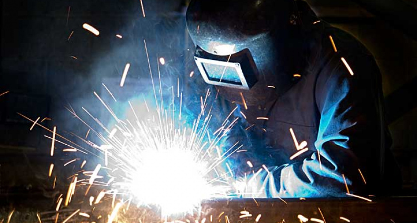 В Акбулакском районе два человека пострадали от взрыва во время сварочных работ