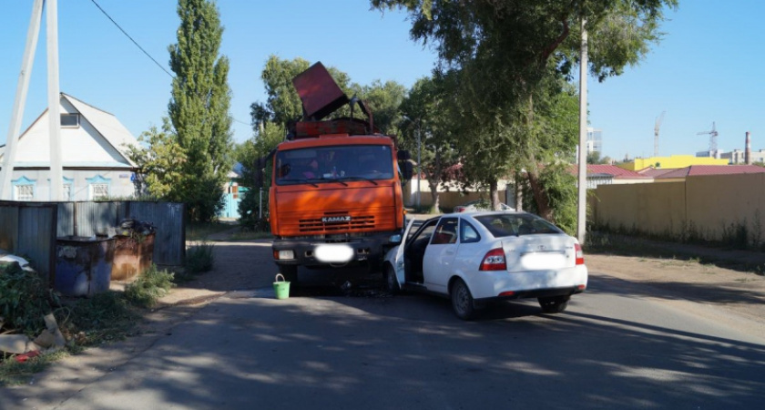 ДТП в Оренбурге: "Приора" врезалась в мусоровоз