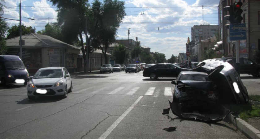 В Оренбурге на ул. Краснознаменной столкнулись "Хендай" и ВАЗ