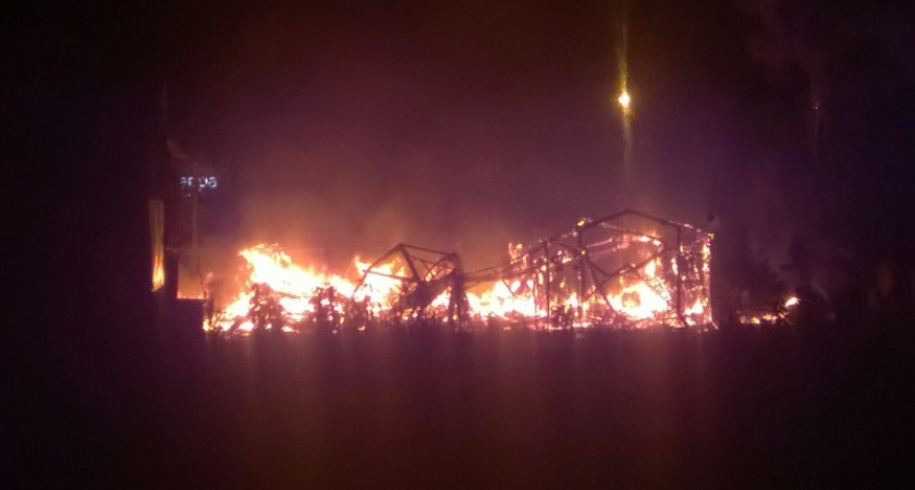 В Оренбурге сгорел склад рядом с "Армадой"