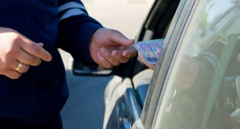 Права на 15 тысяч: в Абдулино задержали водителя с подделкой