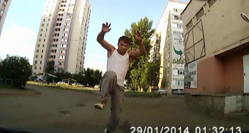 В Оренбурге пешеход прыгнул на машину и разбил стекло