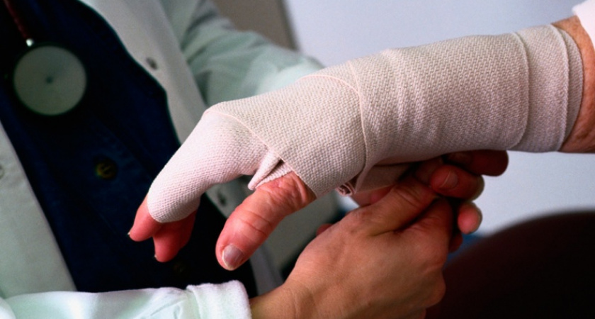 В Домбаровском районе сельхозрабочий лишился пальца на из-за несчастного случая на производстве