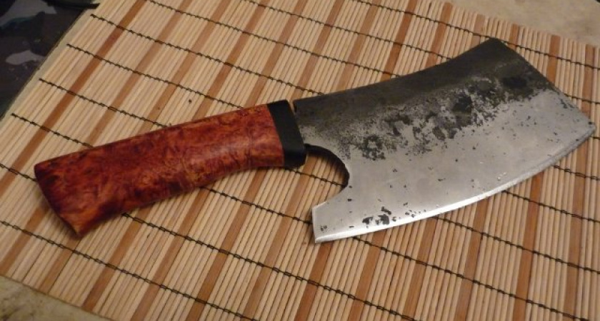 Оренбуржец пытался убить сожителя матери кухонным топориком