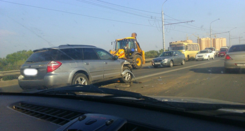 В Оренбурге перед мостом через Урал столкнулись пять автомобилей