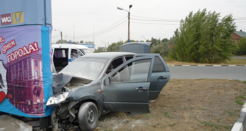 ДТП в Орске: "Лада Гранта" врезалась в стелу на АЗС