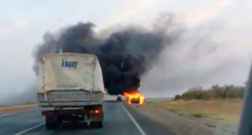 В Соль-Илецке туристы угнали "Волгу", которая загорелась по дороге