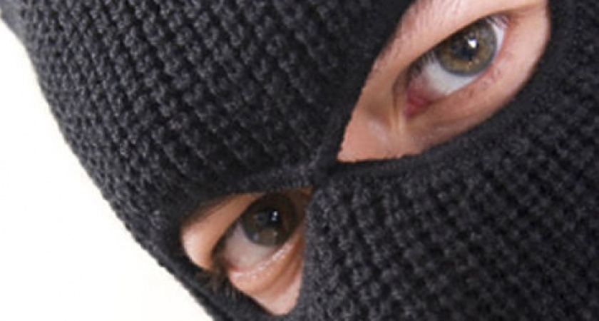 В Абдулино разбойник в маске украл у пенсионерки водку