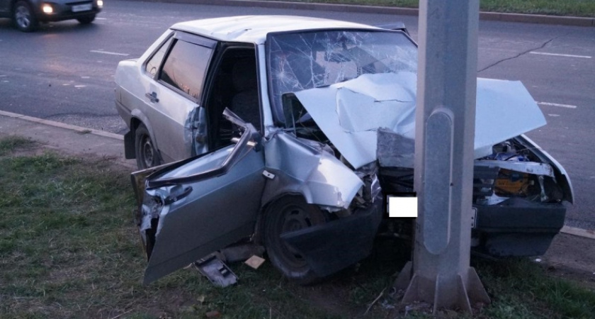 В Оренбурге 16-летний подросток на автомобиле врезался в столб