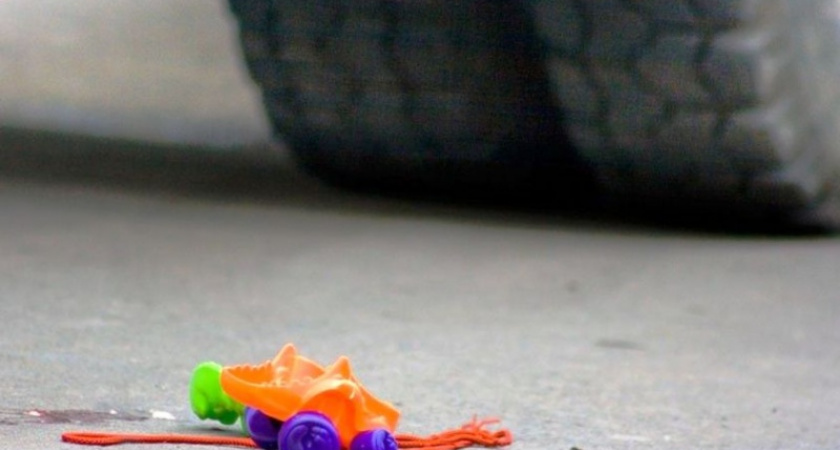 В Ясном трехлетняя девочка попала под колеса автомобиля