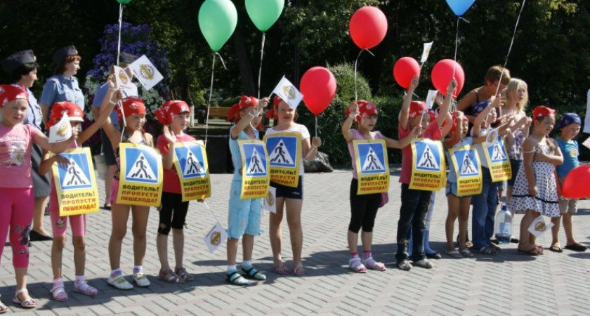 В Бугуруслане сотрудники ГИБДД вместе с детьми провели акцию "Водитель! Сохрани мне жизнь!"