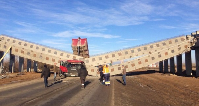 В Оренбуржье грузовик снес железобетонные балки, служившие опорой строящегося путепровода