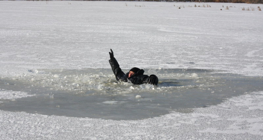 На Ириклинском водохранилище в результате провала автомобиля под лед погиб один человек