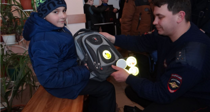В Бугуруслане сотрудники ГИБДД провели акцию "Смайлик" для школьников