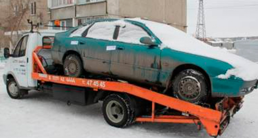 В Оренбурге у мужчины за долги забрали 2 машины и прицеп