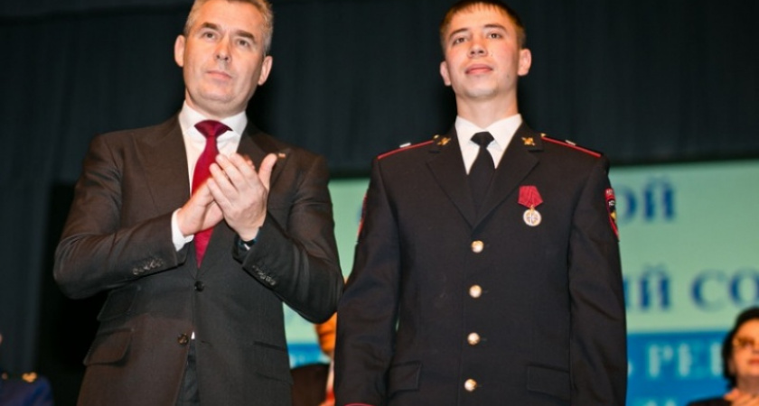 Павел Астахов наградил героя-полицейского, спасавшего людей в снежном плену