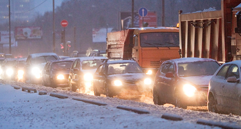 Около 20 автомобилей застряли из-за метели на трассе Оренбург-Орск