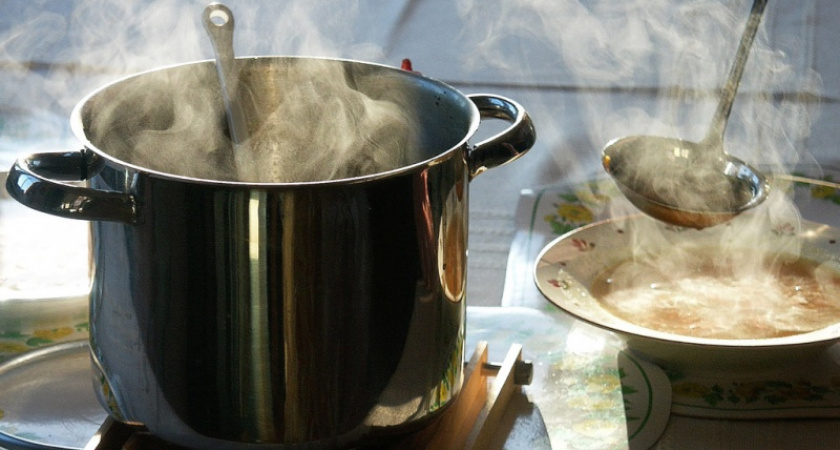 В Орске двухлетняя девочка получила ожоги, опрокинув на себя горячий суп