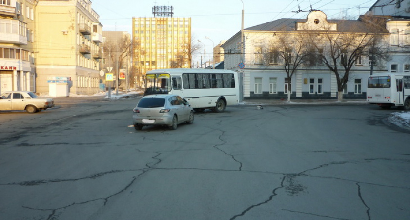 В Оренбурге пьяная автоледи на "Мазде" врезалась в пассажирский автобус
