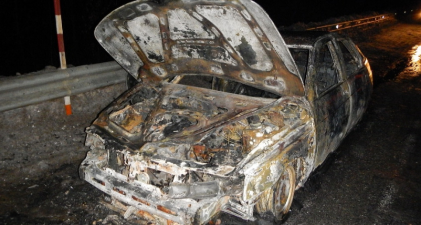 В Бузулукском районе на трассе Бугульма-Уральск сгорел автомобиль ВАЗ-21012