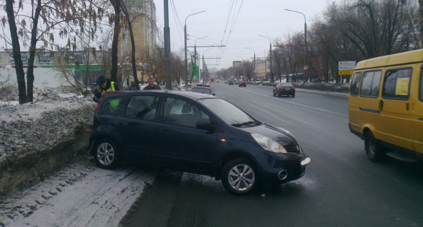 В Оренбурге "Ниссан" влетел в сугроб на обочине