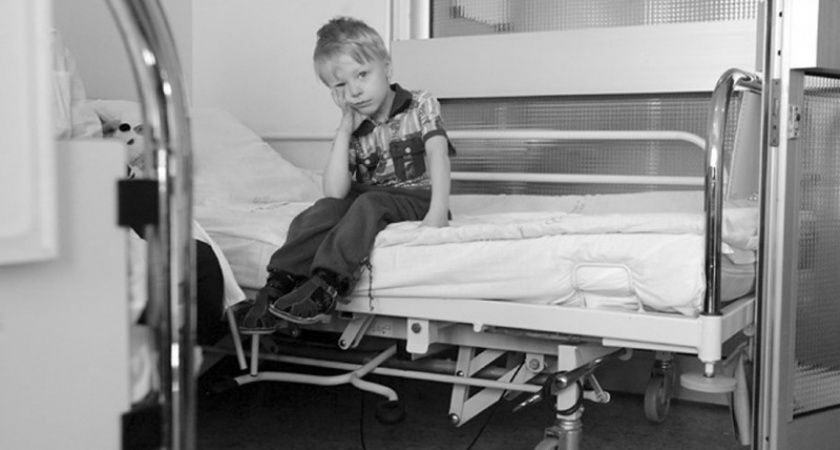 В Оренбурге на 3-летнего ребенка упала дверь, мальчик серьезно пострадал