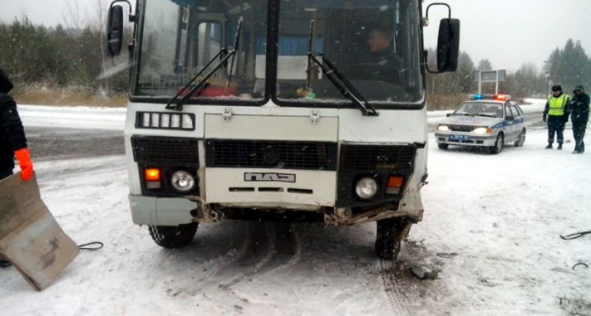 В Оренбуржье в результате лобового столкновения ВАЗа и автобуса пострадали два человека