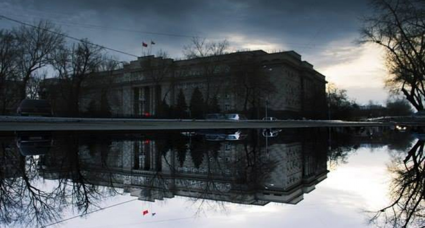 Фото дня: Дом советов в луже