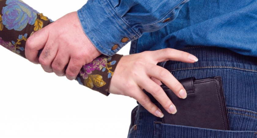 В Тюльгане 43-летняя рецидивистка украла у 23-летнего парня 1000 рублей