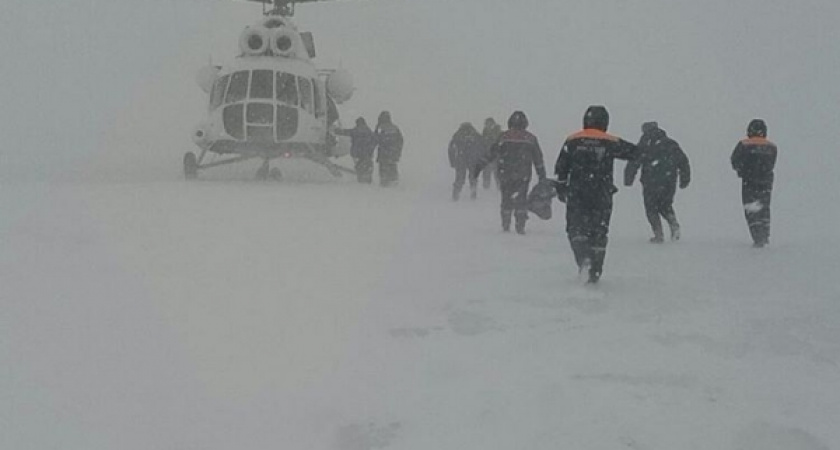 В Акбулакском районе из-за метели и снегопада людей с трассы эвакуировали на вертолете