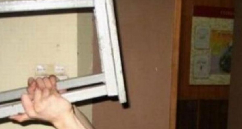 В Оренбурге 61-летний пенсионер избил жену детским стулом, грозив убить