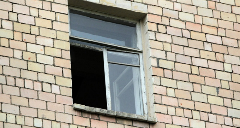 В Орске 14-летняя школьница выпала из окна квартиры на 8 этаже