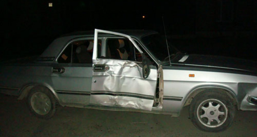 Это ночью в Орске "Волга" врезалась в дерево, пассажир получил смертельные травмы