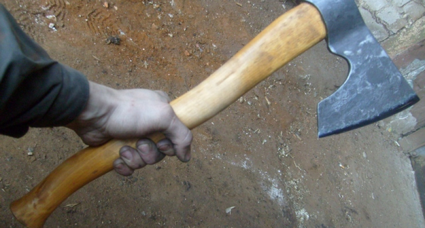 В Бугуруслане 63-летний мужчина угрожал супруге топором